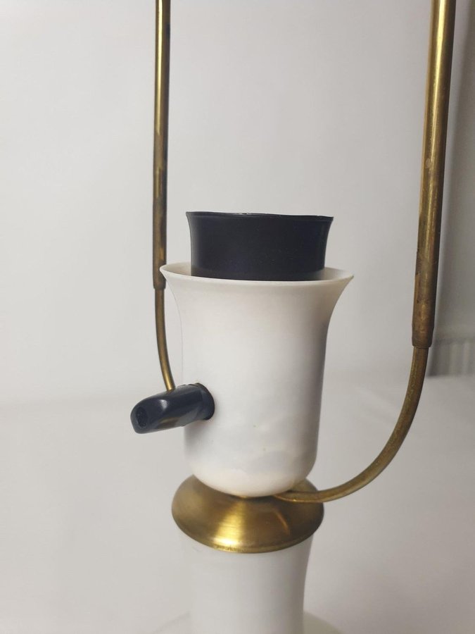 Bordslampa i opalvit glas med guld dekor 1960-tal  RETRO VINTAGE