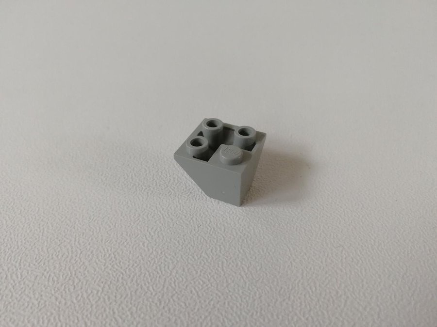 Lego - slope - hörn - inverted - 2x2 - part 3676 - ljusgrå (old light gray)