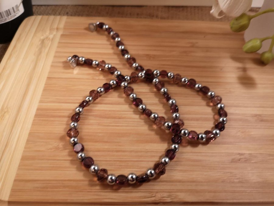 Halsband i färgen ljus-aubergine och silver