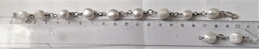 Vackert set av halsband/armband/örhängen med äkta sötvattenspärlor och silver