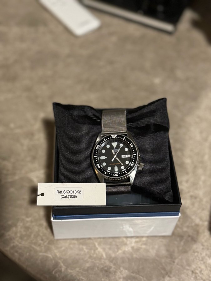 Seiko SKX013K2 - Svart urtavla, Mesh band