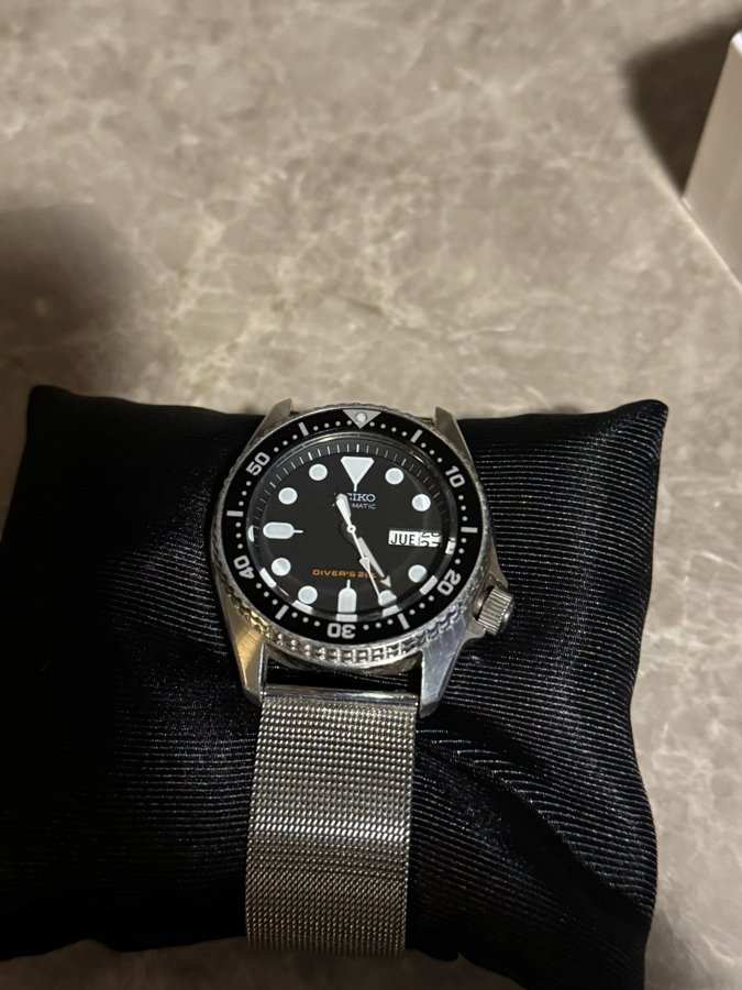 Seiko SKX013K2 - Svart urtavla, Mesh band