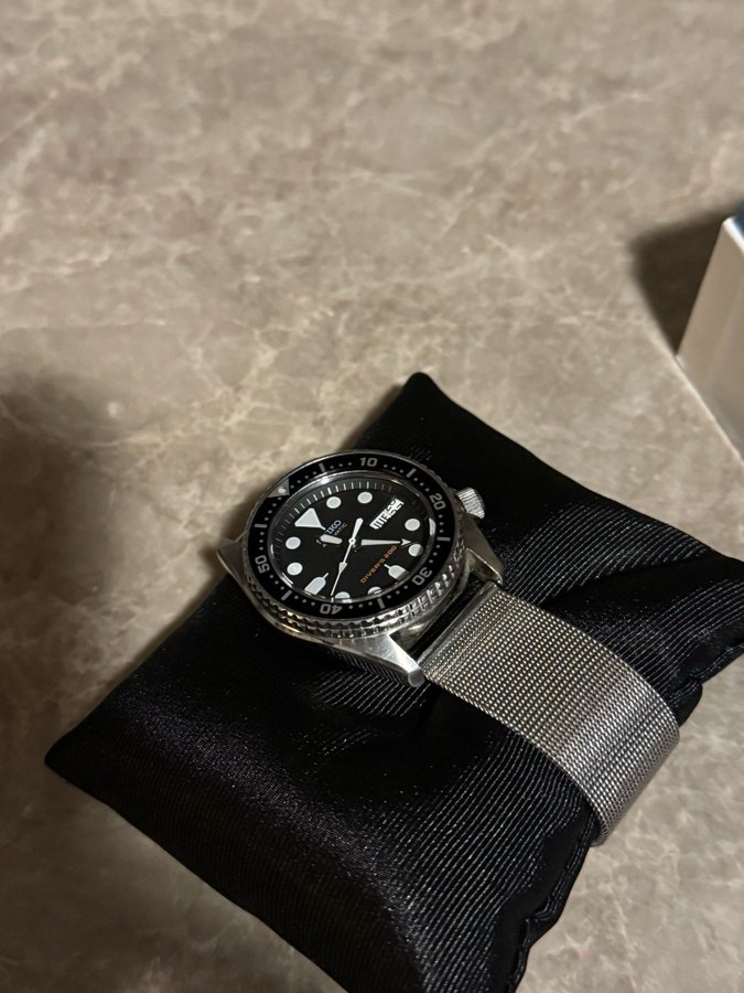 Seiko SKX013K2 - Svart urtavla, Mesh band