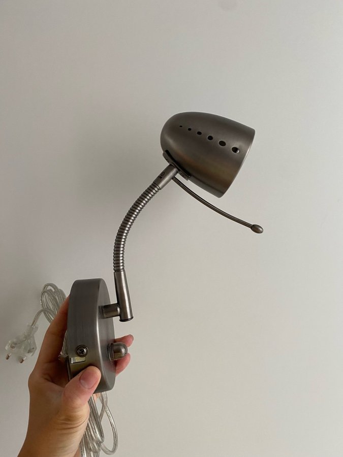 Vägglampa med böjbar arm