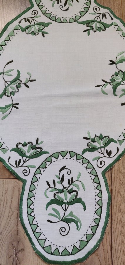 Handbroderad löpare, linne, jugendstil