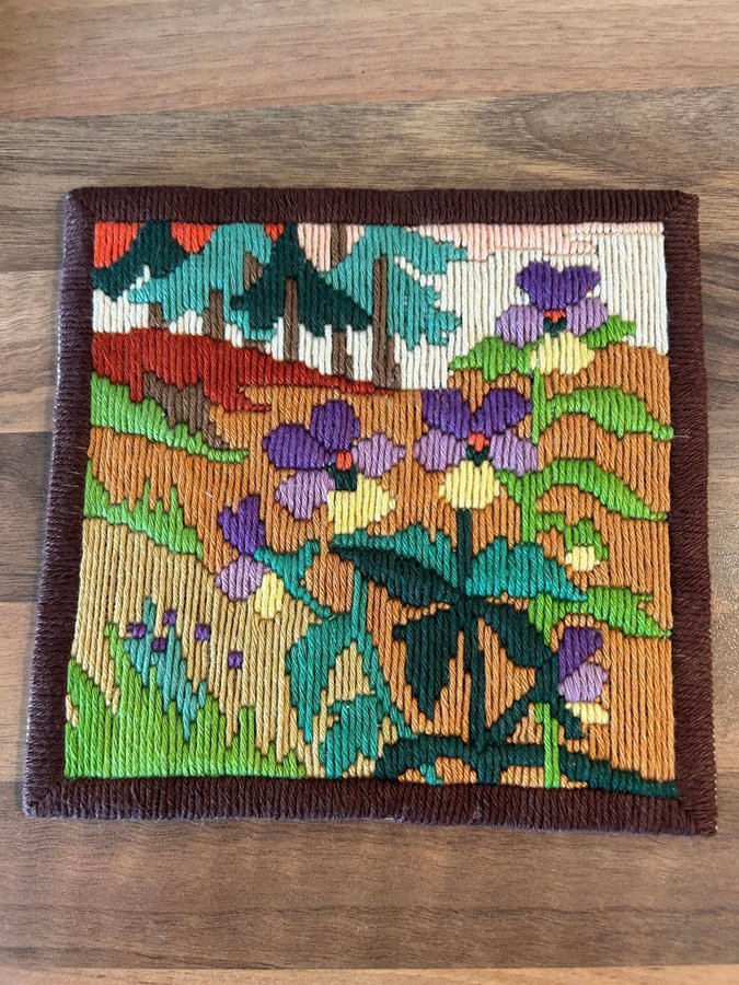 Broderad tavla. Långstygnstavla. Vårblommor.