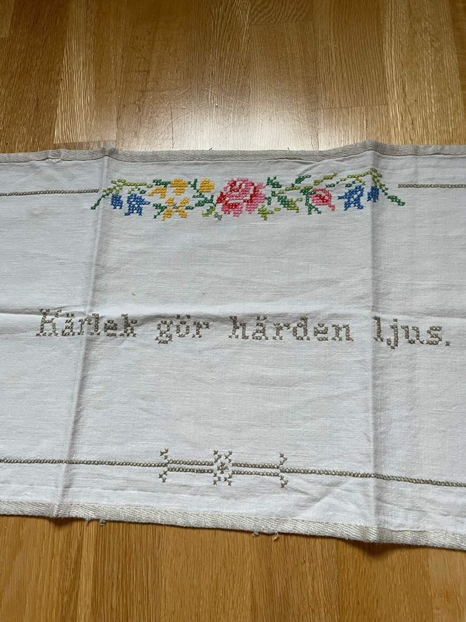 Broderad gammal Väggbonad "kärlek ger härden ljus"