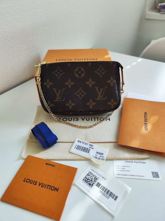 Louis Vuitton Mini Pochette Monogram Canvas i nyskick med alla tillbehör