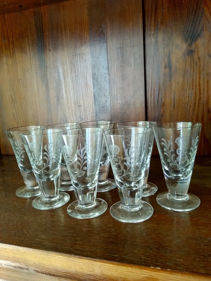 Snapsglas från Reijmyre glasbruk Gustav Iii monogram 8 st