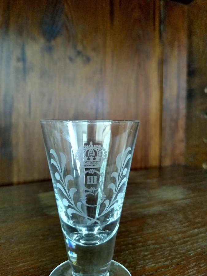 Snapsglas från Reijmyre glasbruk Gustav Iii monogram 8 st