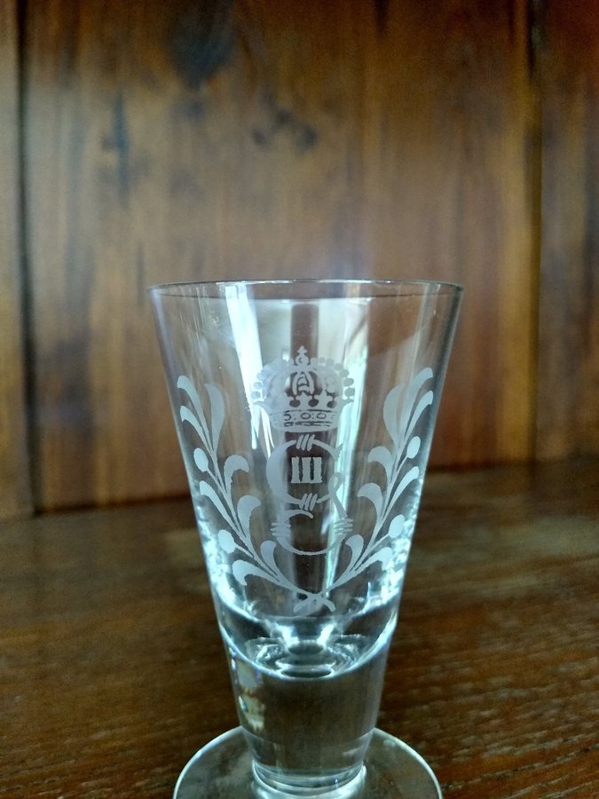 Snapsglas från Reijmyre glasbruk Gustav Iii monogram 8 st