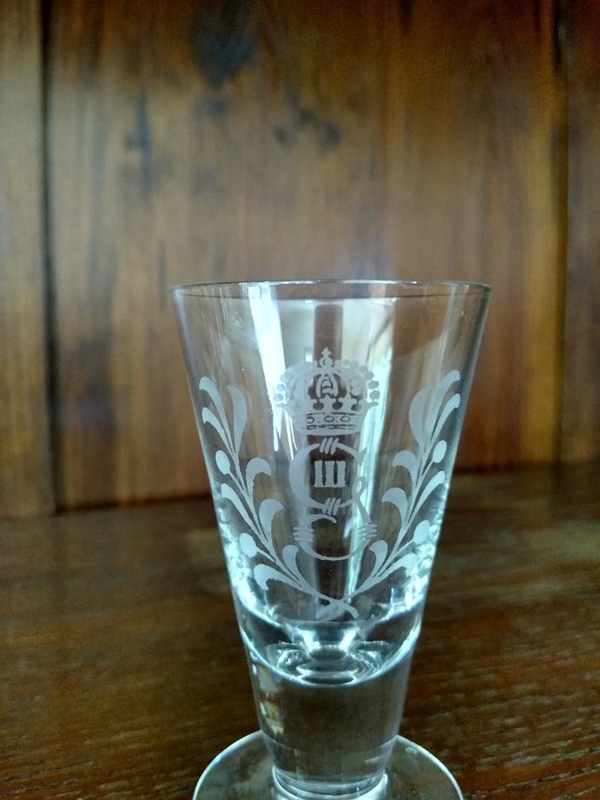 Snapsglas från Reijmyre glasbruk Gustav Iii monogram 8 st