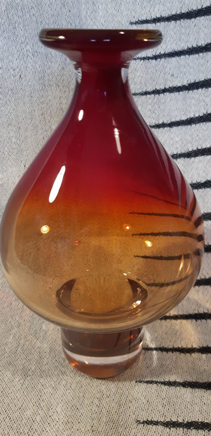 Handblåst vas Konstglas Röd orange Med etikett