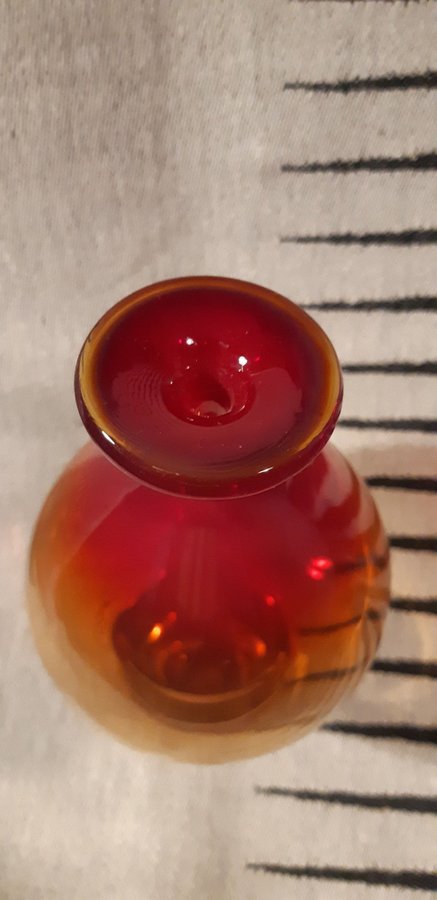 Handblåst vas Konstglas Röd orange Med etikett