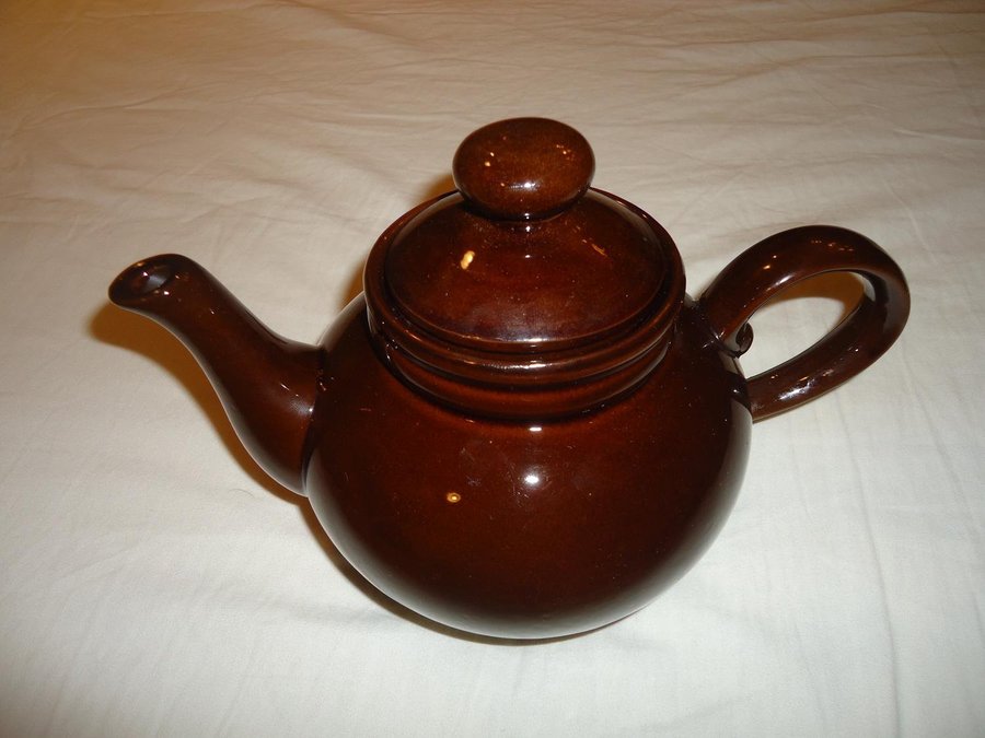Tekanna signerad R 20 vintage keramik från Tyskland Made in GDR DDR Te Teapot