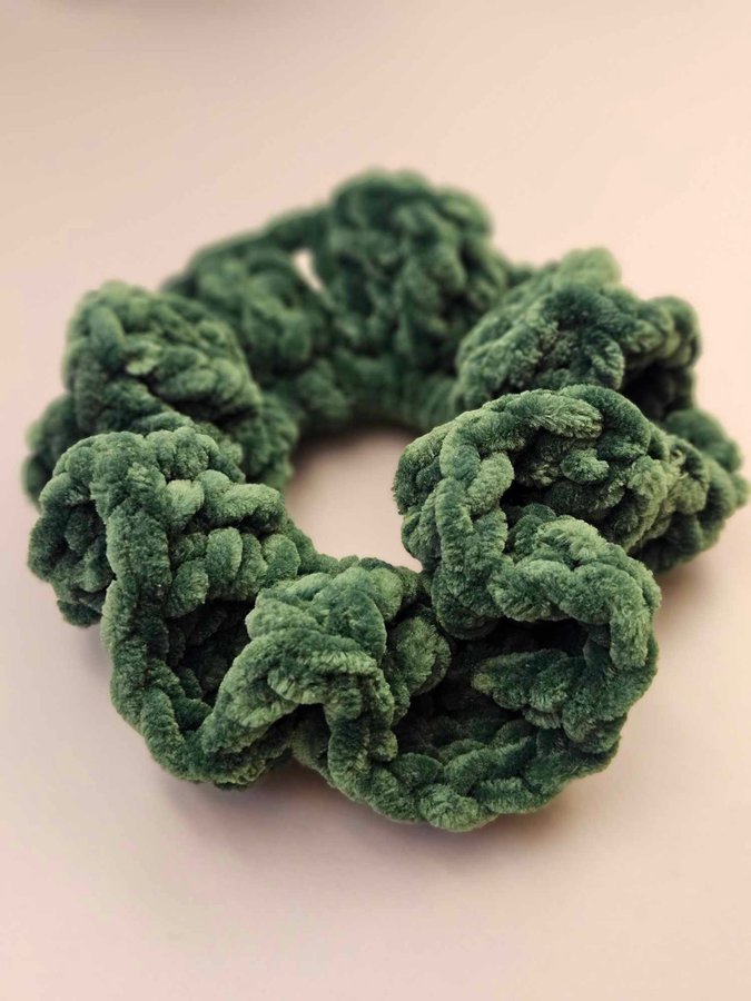 Grön virkad scrunchie