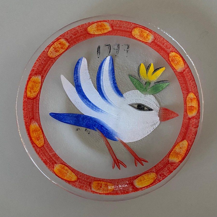 Kosta Boda assiett fågel handmålad Ulrica hydman d: ca 19 cm