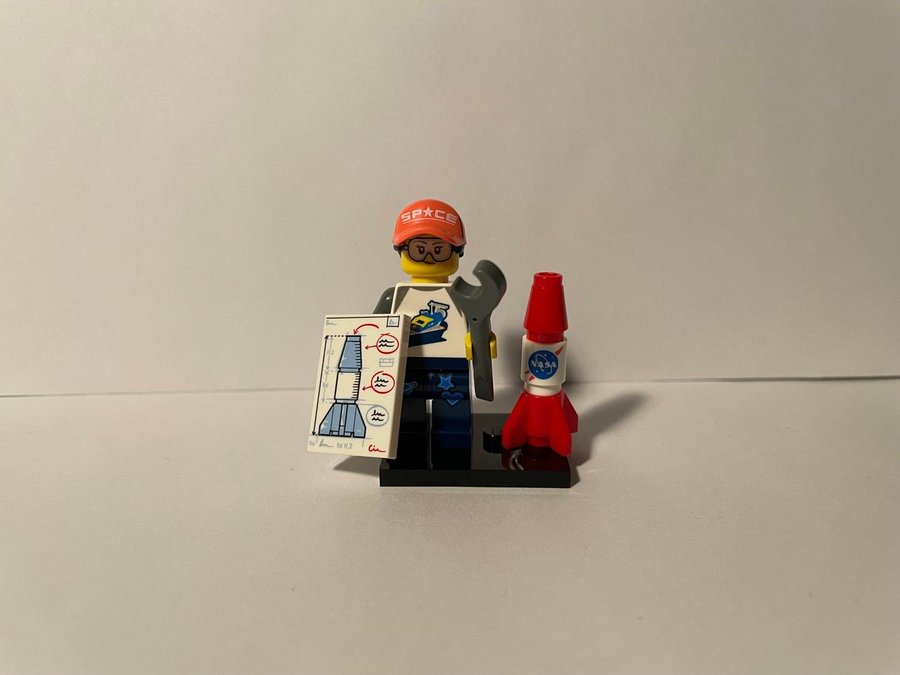 LEGO Collectible Minifigures: Series 20 - Space Fan (2020)