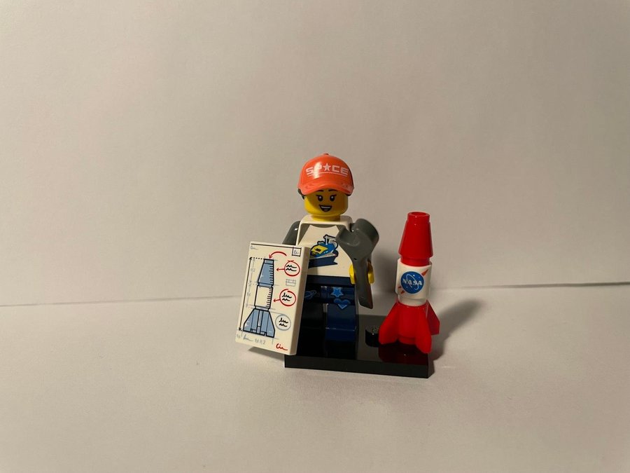 LEGO Collectible Minifigures: Series 20 - Space Fan (2020)