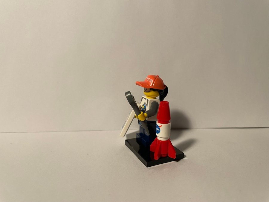 LEGO Collectible Minifigures: Series 20 - Space Fan (2020)