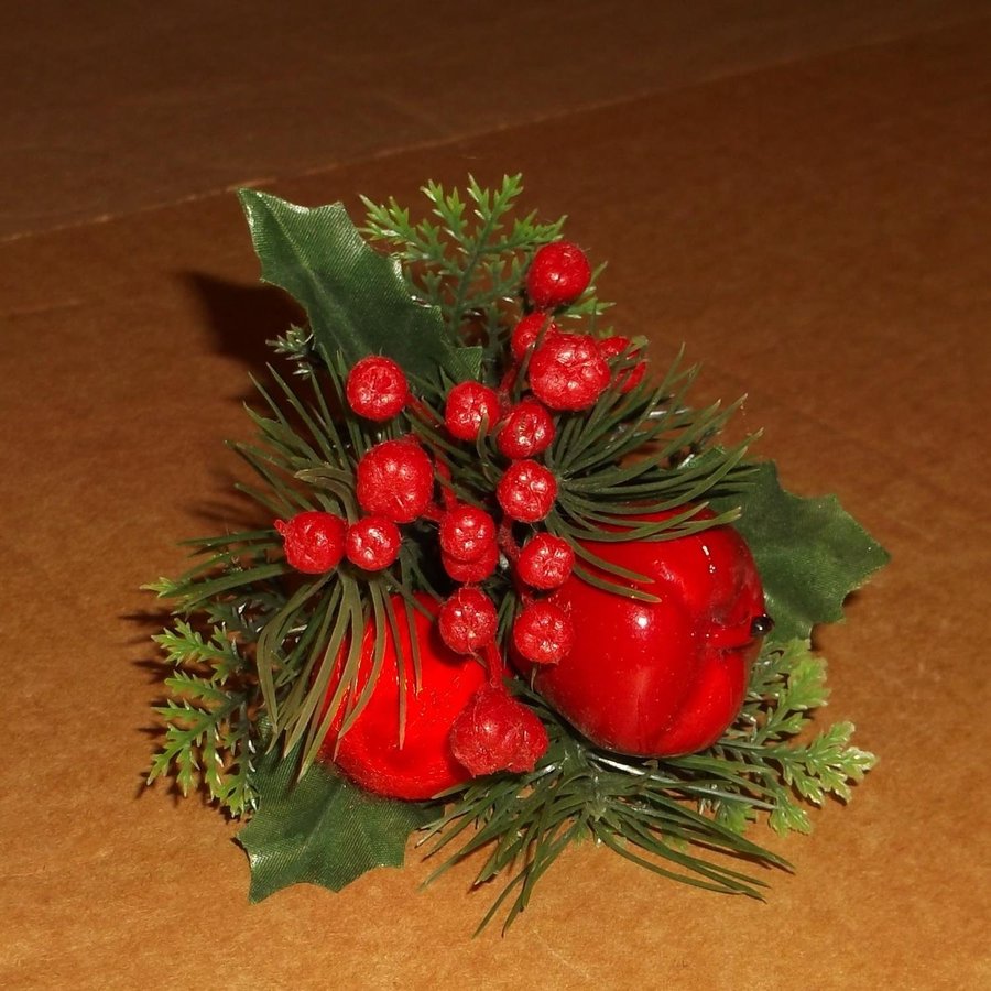 Juldekoration kvist rött äpple boll med tygtrådar bär grenar i plast 1980-tal