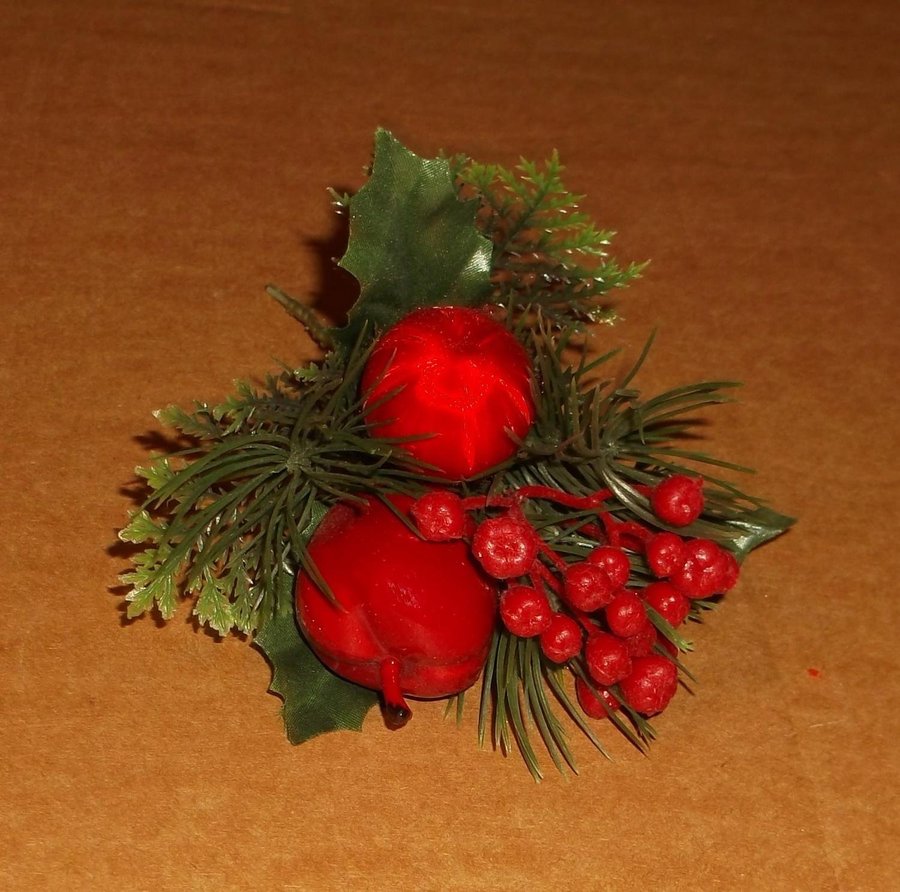 Juldekoration kvist rött äpple boll med tygtrådar bär grenar i plast 1980-tal