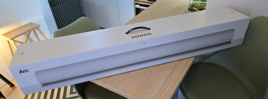 Vit Sonos Arc i toppskick komplett i förpackning