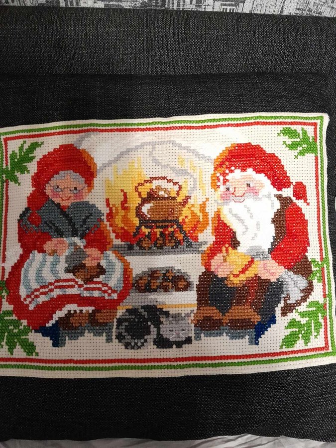 Handbroderade Julbonad i korsstygn fina färger!