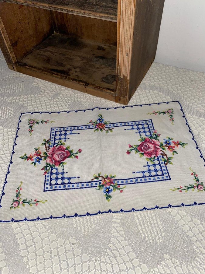 Handbroderad retro duk bordsduk blommor