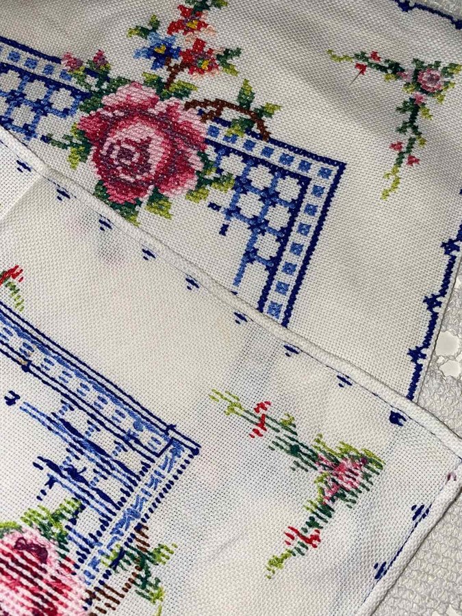 Handbroderad retro duk bordsduk blommor