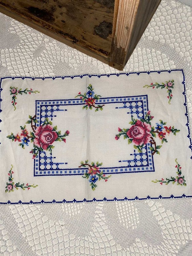 Handbroderad retro duk bordsduk blommor