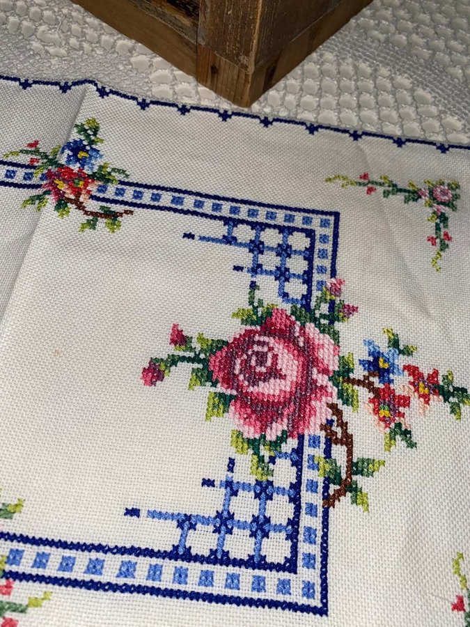 Handbroderad retro duk bordsduk blommor