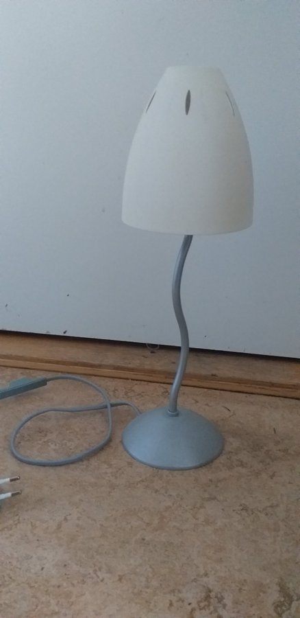 Charmig bordslampa fönsterlampa med stål lampskärm 37 cm hög