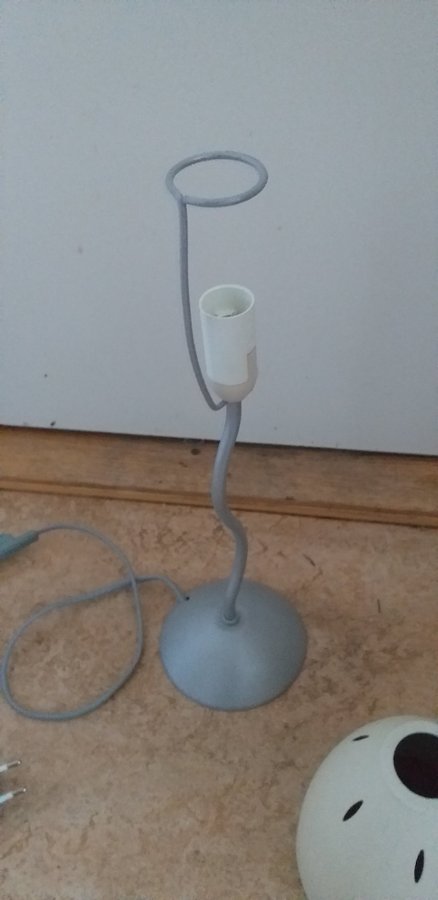 Charmig bordslampa fönsterlampa med stål lampskärm 37 cm hög