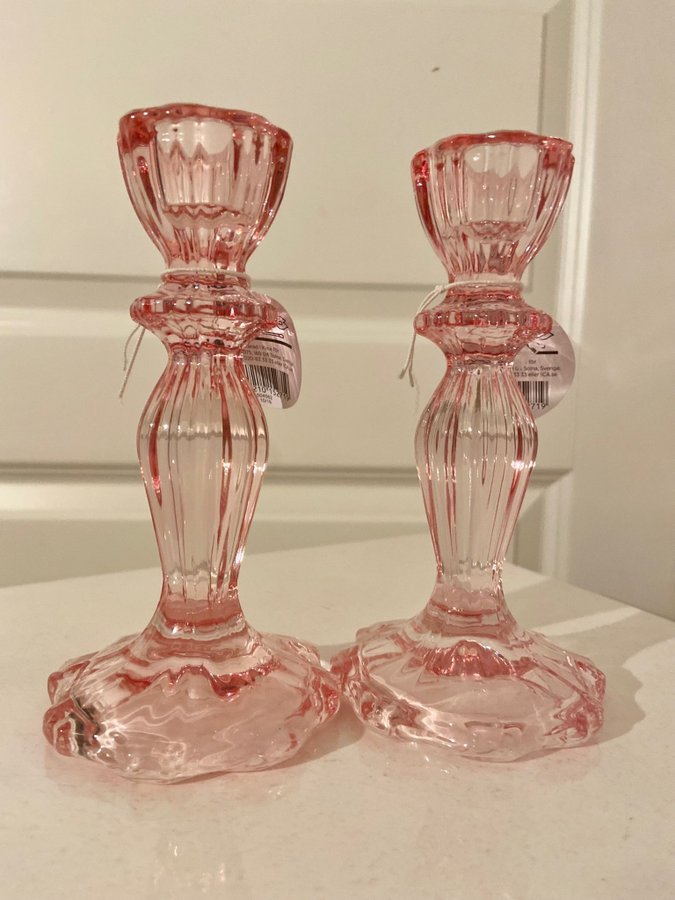 2 stycken rosa ljusstakar i glas Höjd 15 cm