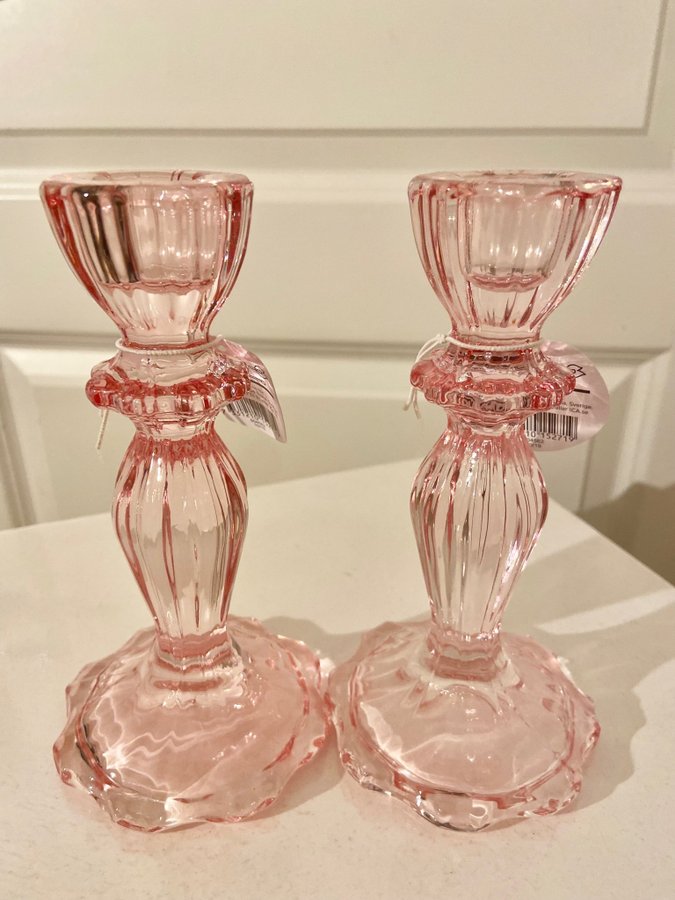 2 stycken rosa ljusstakar i glas Höjd 15 cm