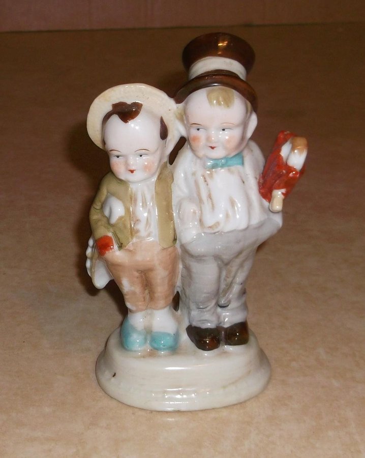 Figurin pojkar med parasoller i porslin 1930- 1940-tal Import