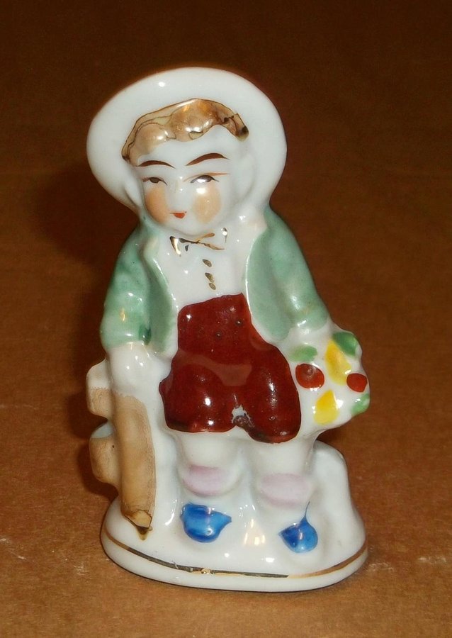 Figurin Pojke med blomkorg porslin 1940-tal Import