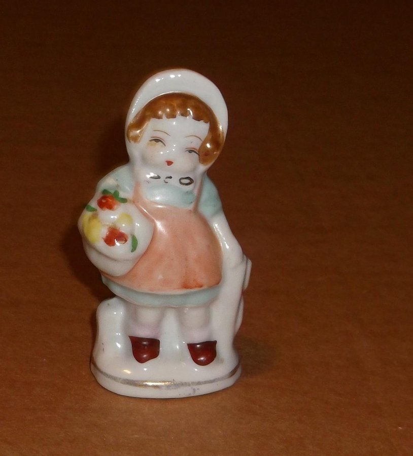Figurin Flicka med blomkorg porslin 1940-tal Import