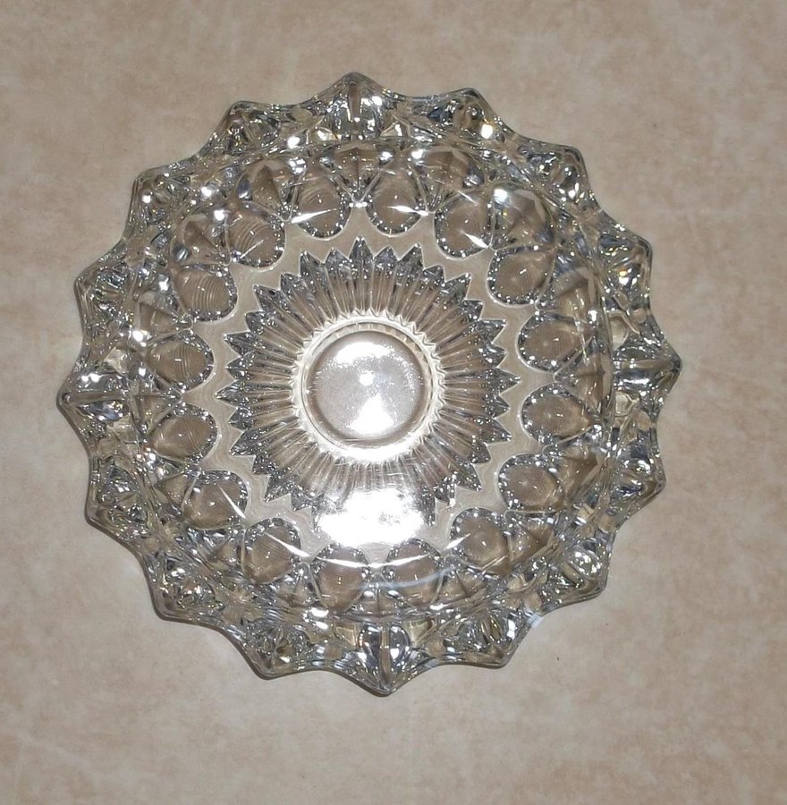 Vackert Askfat eller skål av transparent glas med fint mönster till smycken