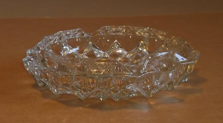 Vackert Askfat eller skål av transparent glas med fint mönster till smycken