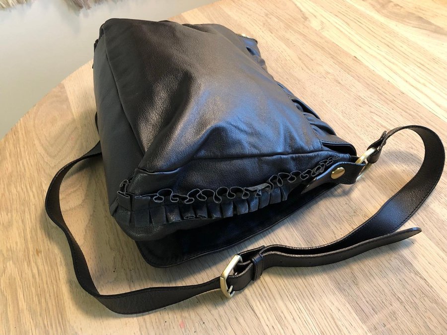 SADDLEBAG ITALIEN NEO SADELVÄSKA SKINNVÄSKA ÄKTA SKINN/LÄDER SVART VÄSKA ITALY