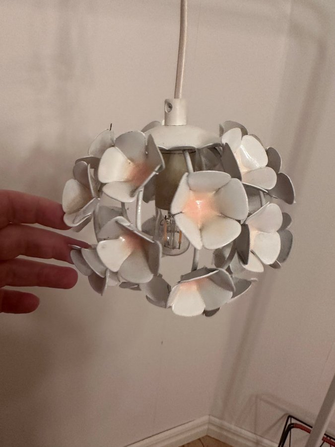 50 -60 tals Taklampa Fönsterlampa Italien Dekor Blommor med bemålad metall