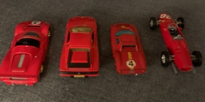 4 st Ferrari leksaksbilar