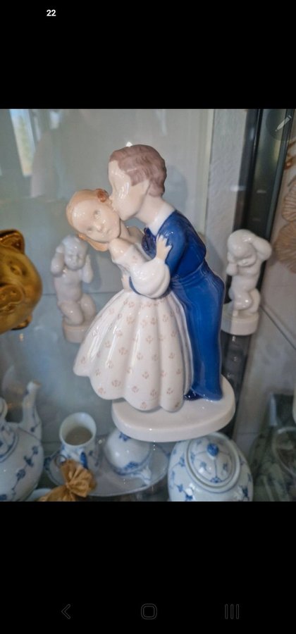 Porcelænsfigur af et par der kysser