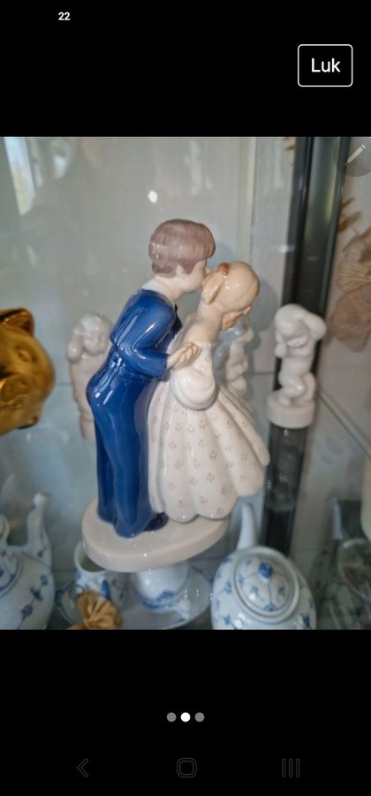 Porcelænsfigur af et par der kysser