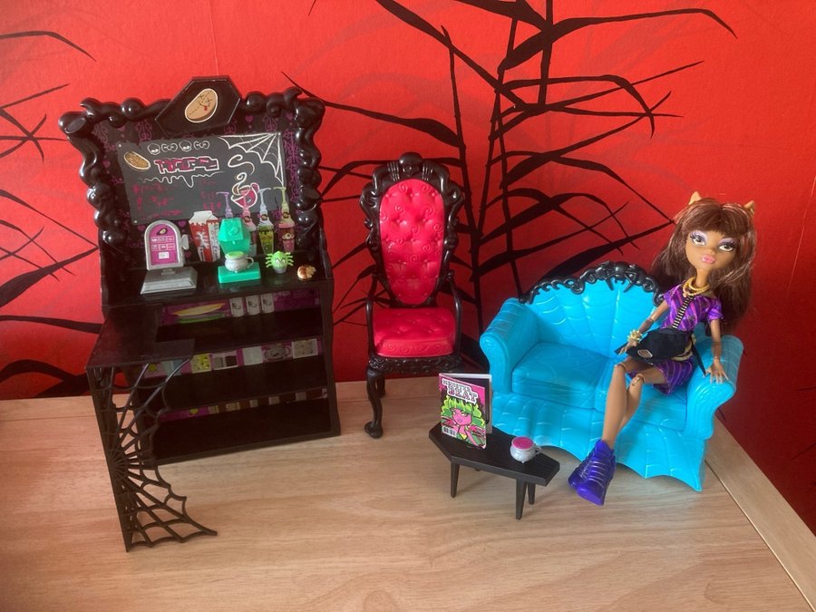 Monster High Clawdeen Wolf + Coffin Bean Set