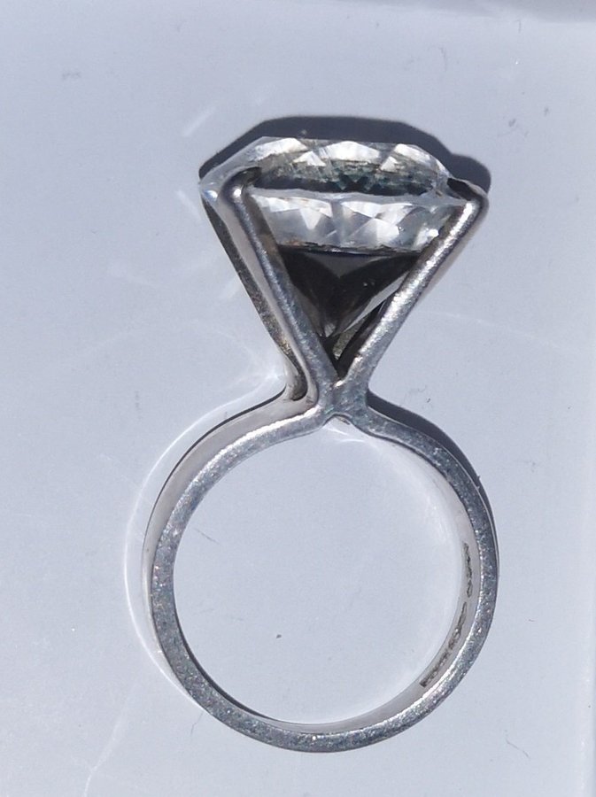 Snygg vintage ring med stor sten, äkta silver: S kattfot. Vikt 6 gr. Toppskick