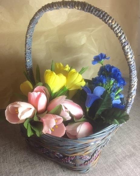 Lätt-Retro Påsk-Korg Gula Krokus Rosa Tulpaner Udda Blå Blommor Tygblommor