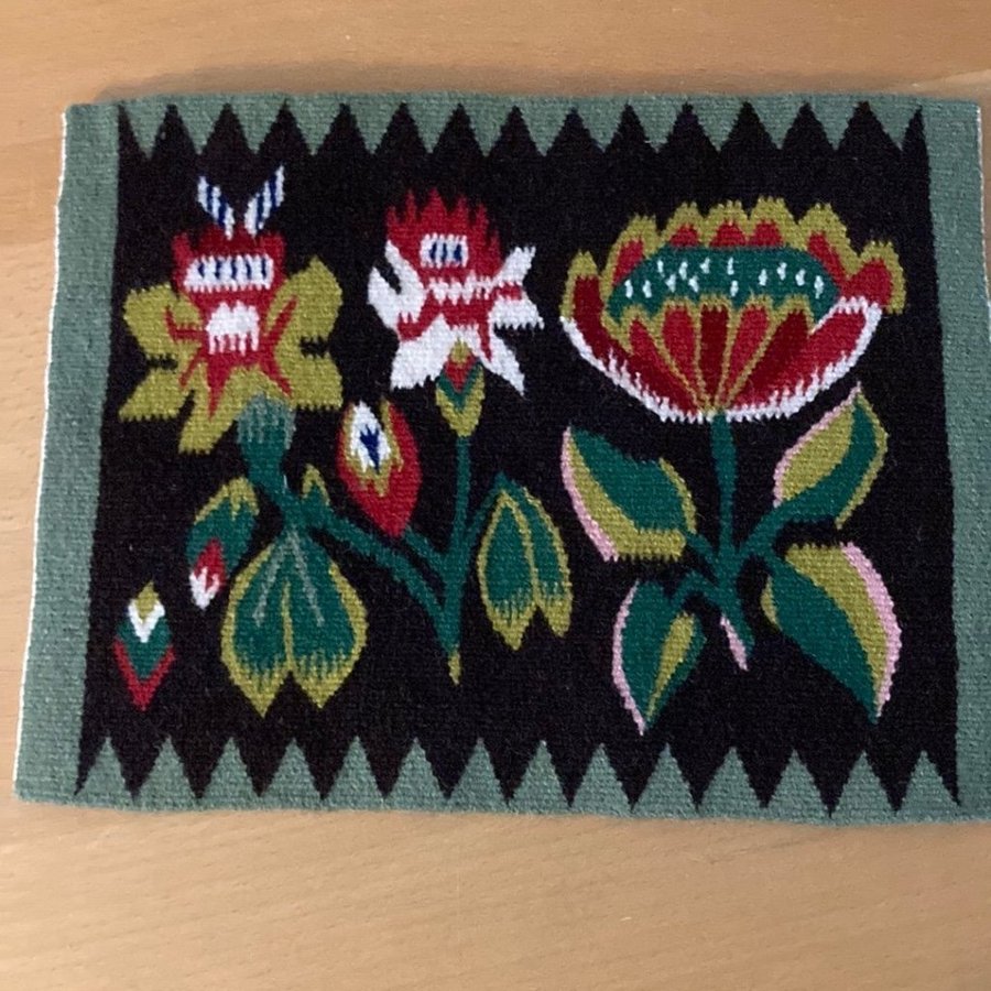 Fint vävd FLAMSK. BLOMMOR. Vävd med ullgarn. 24 x 31 cm